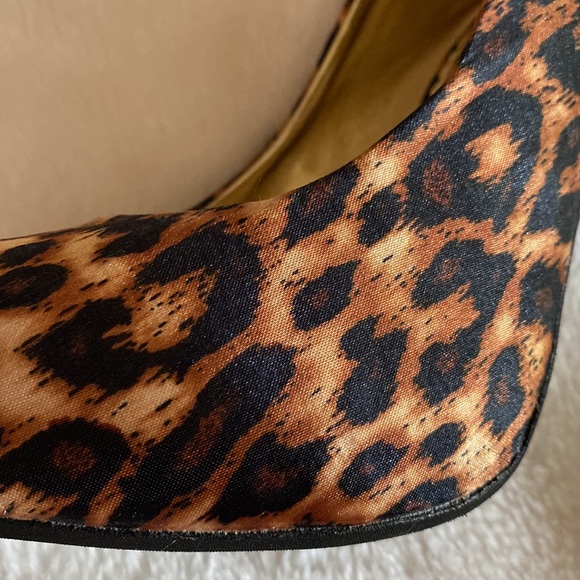 NEW BAMBOO Satin Leopard Print Platform Pumps Size 7 1/2 - Picture 12 of 15